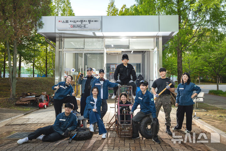 GIST 자작차 동아리 '지붕이' 학생들이 동아리 작업 공간 앞에서 단체 사진을 촬영하고 있다. (사진=GIST 제공) photo@newsis.com