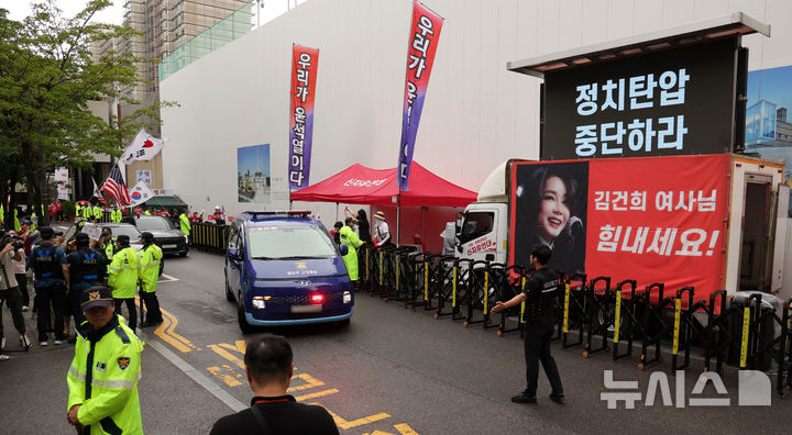[과천=뉴시스] 홍효식 기자 = 김건희 여사가 탄 호송차량이 '대통령실 관저 이전 특혜 의혹'과 관련해 22일 경기 과천시 2차 종합특검 사무실로 소환되고 있다. 2026.07.22. yesphoto@newsis.com