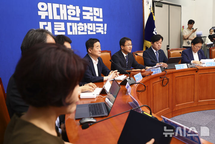 [서울=뉴시스] 김근수 기자 = 한병도 더불어민주당 당대표 직무대행 겸 원내대표가 22일 오전 서울 여의도 국회에서 열린 최고위원회의에서 발언하고 있다. 2026.07.22. ks@newsis.com