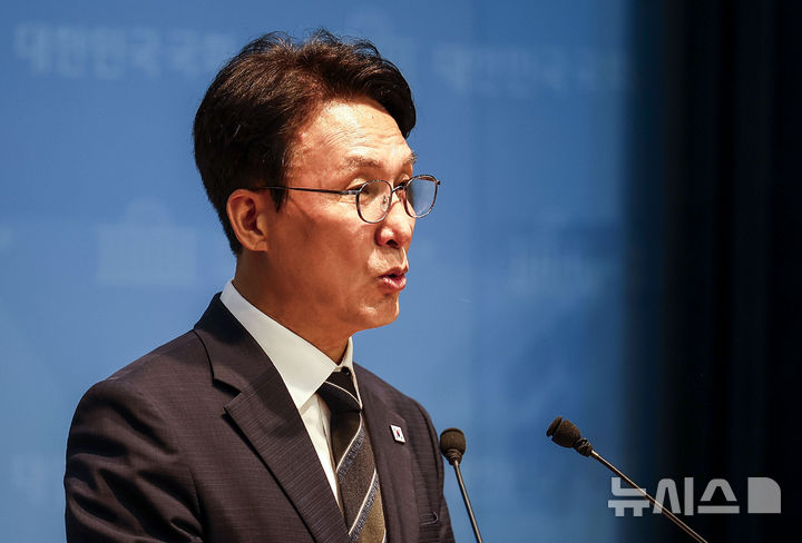 [서울=뉴시스] 정병혁 기자 = 김민석 더불어민주당 대표 후보가 22일 서울 여의도 국회 소통관에서 4대 개혁 발표 기자회견을 하고 있다. 2026.07.22. jhope@newsis.com
