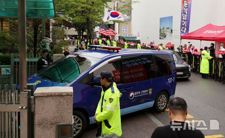 [과천=뉴시스] 홍효식 기자 = 김건희 여사가 탄 호송 차량이 '대통령실 관저 이전 특혜 의혹'과 관련해 22일 경기 과천시 2차 종합특검 사무실로 소환되고 있다. 2026.07.22. yesphoto@newsis.com