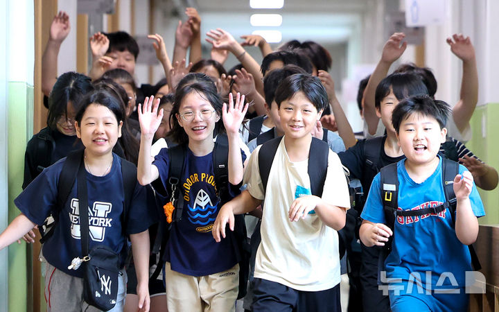 [대구=뉴시스] 이무열 기자 = 22일 오전 대구 서구 경운초등학교에서 5학년 2반 학생들이 여름방학식을 마치고 밝은 표정으로 하교하고 있다. 2026.07.22. lmy@newsis.com