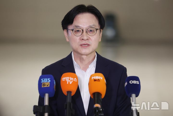 [인천공항=뉴시스] 김명년 기자 = 김정관 산업통상부 장관이 미국에서 열리는 한미 조선협력센터 개소식 참석차 22일 오전 인천국제공항을 통해 출국하기 앞서 발언하고 있다. 2026.07.22. kmn@newsis.com