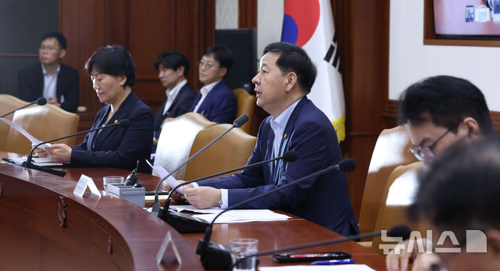 [서울=뉴시스] 조수정 기자 = 구윤철 경제부총리 겸 재정경제부 장관이 22일 오전 서울 종로구 정부서울청사에서 열린 비상경제본부회의 겸 경제·산업경쟁력강화 관계장관회의를 주재하고 있다. 2026.07.22. chocrystal@newsis.com