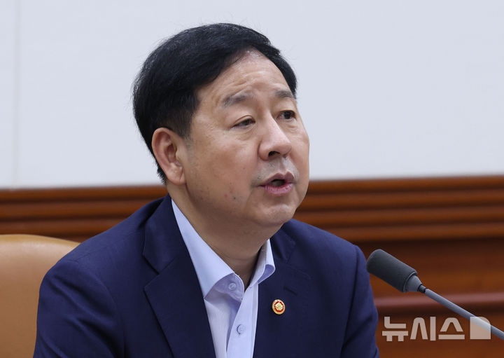 [서울=뉴시스] 조수정 기자 = 구윤철 경제부총리 겸 재정경제부 장관이 22일 오전 서울 종로구 정부서울청사에서 열린 비상경제본부회의 겸 경제·산업경쟁력강화 관계장관회의를 주재하고 있다. 2026.07.22. chocrystal@newsis.com