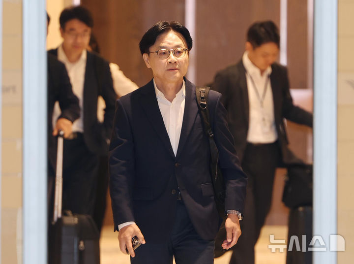 [인천공항=뉴시스] 김명년 기자 = 김정관 산업통상부 장관이 미국에서 열리는 한미 조선협력센터 개소식 참석차 22일 오전 인천국제공항을 통해 출국하고 있다. 2026.07.22. kmn@newsis.com