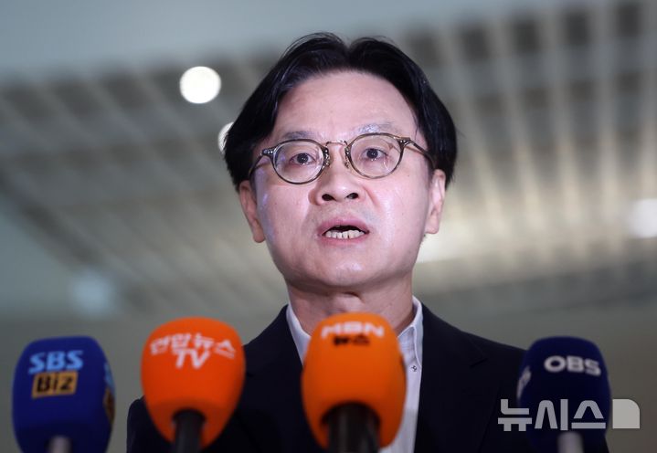 [인천공항=뉴시스] 김명년 기자 = 김정관 산업통상부 장관이 미국에서 열리는 한미 조선협력센터 개소식 참석차 22일 오전 인천국제공항을 통해 출국하기 앞서 발언하고 있다. 2026.07.22. kmn@newsis.com