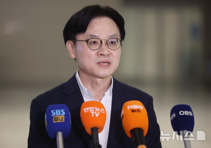 [인천공항=뉴시스] 김명년 기자 = 김정관 산업통상부 장관이 미국에서 열리는 한미 조선협력센터 개소식 참석차 22일 오전 인천국제공항을 통해 출국하기 앞서 발언하고 있다. 2026.07.22. kmn@newsis.com