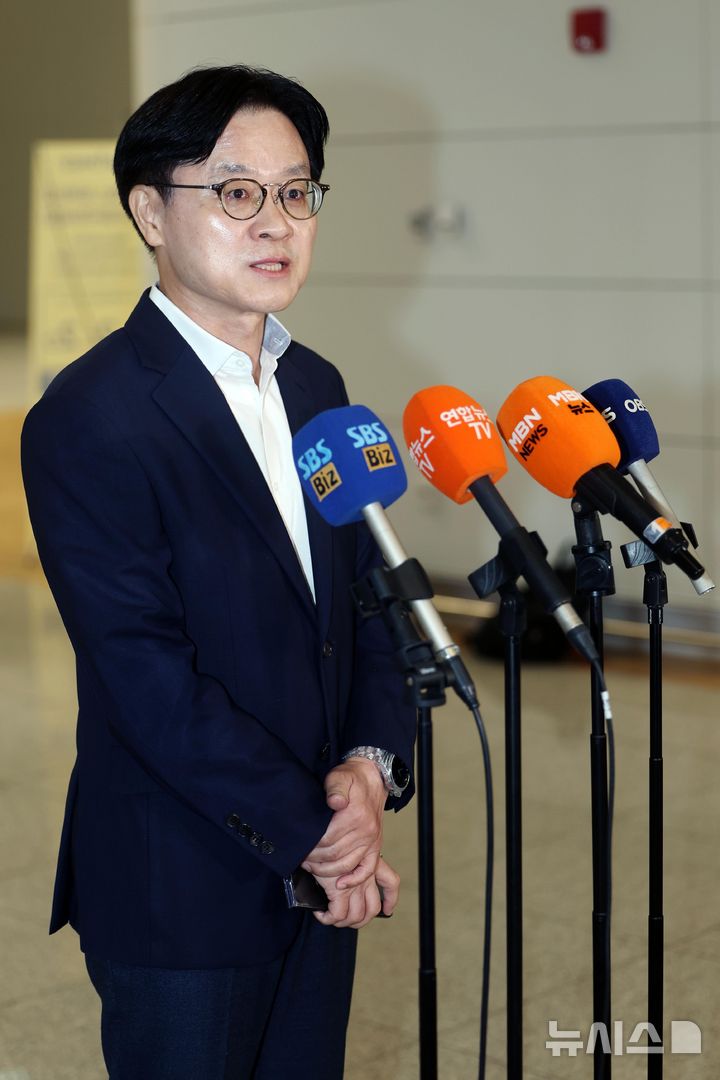[인천공항=뉴시스] 김명년 기자 = 김정관 산업통상부 장관이 미국에서 열리는 한미 조선협력센터 개소식 참석차 22일 오전 인천국제공항을 통해 출국하기 앞서 발언하고 있다. 2026.07.22. kmn@newsis.com