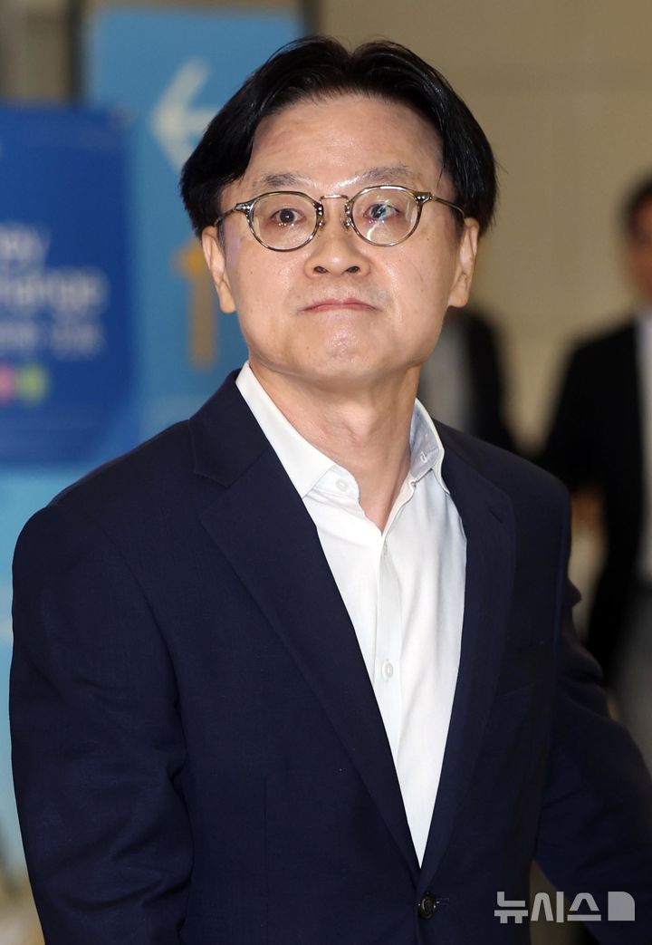 [인천공항=뉴시스] 김명년 기자 = 김정관 산업통상부 장관이 미국에서 열리는 한미 조선협력센터 개소식 참석차 22일 오전 인천국제공항을 통해 출국하고 있다. 2026.07.22. kmn@newsis.com