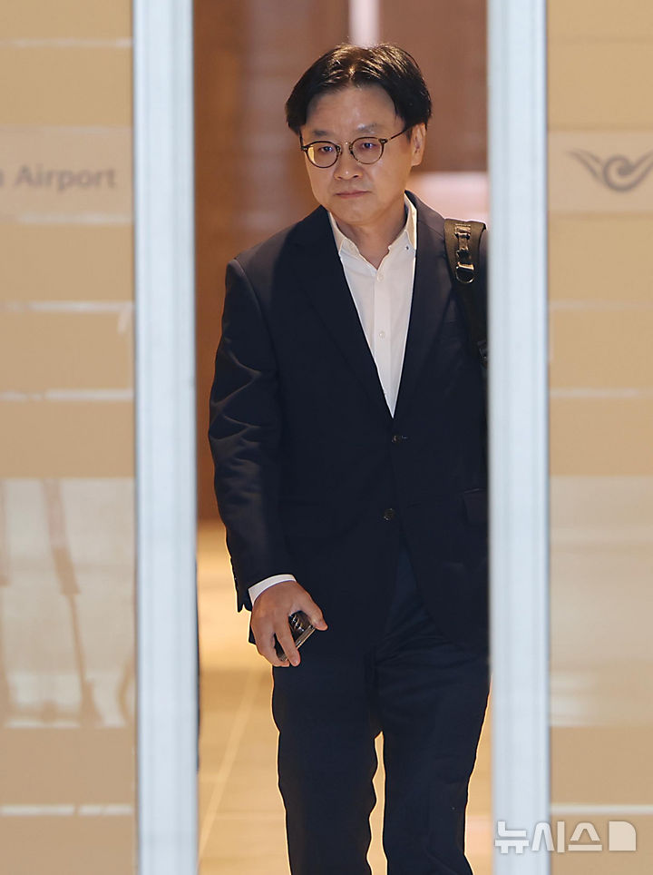 [인천공항=뉴시스] 김명년 기자 = 김정관 산업통상부 장관이 미국에서 열리는 한미 조선협력센터 개소식 참석차 22일 오전 인천국제공항을 통해 출국하고 있다. 2026.07.22. kmn@newsis.com