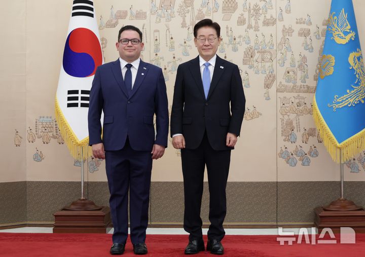 [서울=뉴시스] 김진아 기자 = 이재명 대통령이 22일 청와대에서 열린 주한대사 신임장 제정식에서 페데리코 게레로 아벤다뇨 주한엘살바도르대사에게 신임장을 받고 기념촬영을 하고 있다. 2026.07.22. bluesoda@newsis.com