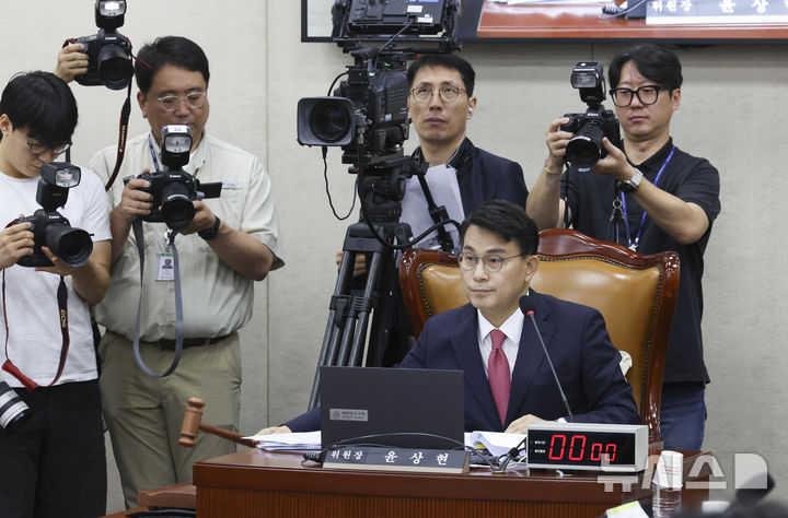 [서울=뉴시스] 김근수 기자 = 윤상현 국조특위 위원장이 22일 오전 서울 여의도 국회에서 열린 ‘제9회 전국동시지방선거 투표용지 부족 사태 등 국민 참정권 침해 진상규명 및 선거관리 개혁을 위한 국정조사 특별위원회’ 제2차 청문회에서 의사봉을 두드리고 있다. 2026.07.22. ks@newsis.com