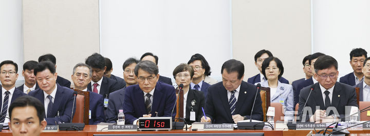 [서울=뉴시스] 김근수 기자 = 박정보(왼쪽) 서울경찰청장과 노태악 전 중앙선관위 위원장과 증인들이 22일 오전 서울 여의도 국회에서 열린 ‘제9회 전국동시지방선거 투표용지 부족 사태 등 국민 참정권 침해 진상규명 및 선거관리 개혁을 위한 국정조사 특별위원회’ 제2차 청문회에 참석해 있다. 왼쪽부터 박정보 서울경찰청장, 노 전 선관위원장, 위철환 중앙선관위 위원장 권한대행, 강동완 선관위 사무총장 대리. 2026.07.22. ks@newsis.com