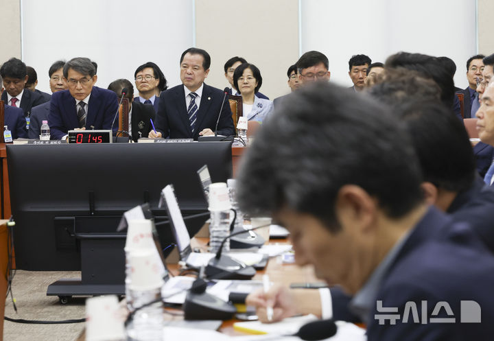 [서울=뉴시스] 김근수 기자 = 노태악(왼쪽) 전 중앙선관위 위원장과 위철환 중앙선관위 위원장 권한대행이 22일 오전 서울 여의도 국회에서 열린 ‘제9회 전국동시지방선거 투표용지 부족 사태 등 국민 참정권 침해 진상규명 및 선거관리 개혁을 위한 국정조사 특별위원회’ 제2차 청문회에 참석해 있다. 2026.07.22. ks@newsis.com