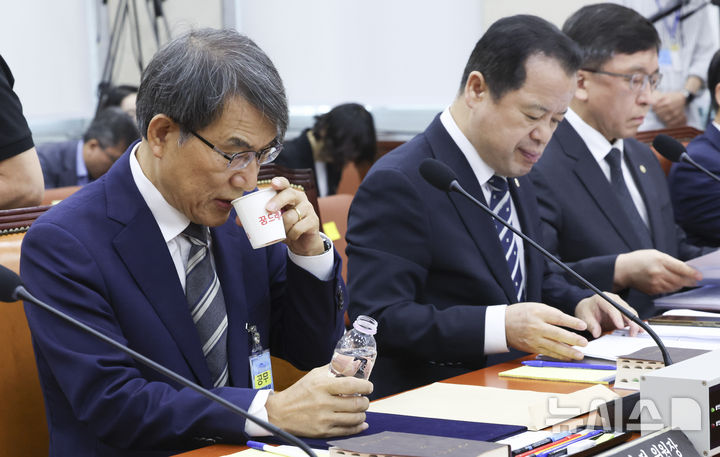 [서울=뉴시스] 김근수 기자 = 노태악 전 중앙선거관리위원장이 22일 오전 서울 여의도 국회에서 열린 ‘제9회 전국동시지방선거 투표용지 부족 사태 등 국민 참정권 침해 진상규명 및 선거관리 개혁을 위한 국정조사 특별위원회’ 제2차 청문회에서 물을 마시고 있다. 2026.07.22. ks@newsis.com