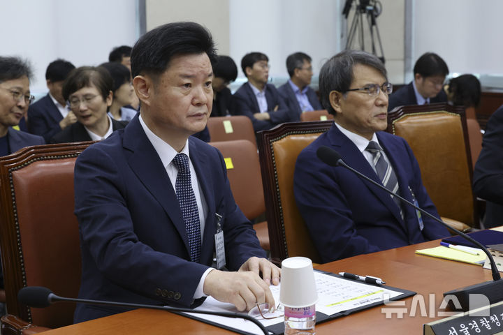 [서울=뉴시스] 김근수 기자 = 박정보(왼쪽) 서울경찰청장과 노태악 전 중앙선거관리위원장이 지난 22일 오전 서울 여의도 국회에서 열린 ‘제9회 전국동시지방선거 투표용지 부족 사태 등 국민 참정권 침해 진상규명 및 선거관리 개혁을 위한 국정조사 특별위원회’ 제2차 청문회에 참석해 있다. 2026.07.22. ks@newsis.com