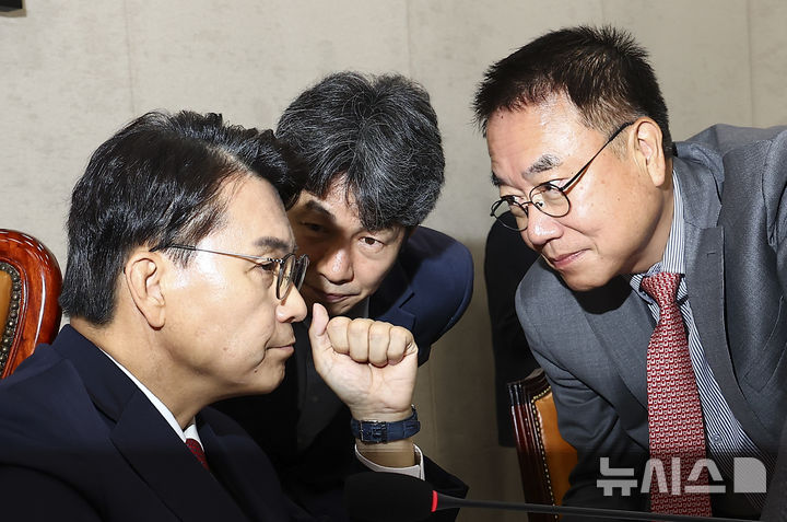 [서울=뉴시스] 김근수 기자 = 윤상현(왼쪽부터) 국조특위 위원장과 윤건영 더불어민주당 간사, 서범수 국민의힘 간사가 22일 오전 서울 여의도 국회에서 ‘제9회 전국동시지방선거 투표용지 부족 사태 등 국민 참정권 침해 진상규명 및 선거관리 개혁을 위한 국정조사 특별위원회’ 제2차 청문회에서 이야기를 나누고 있다. 2026.07.22. ks@newsis.com
