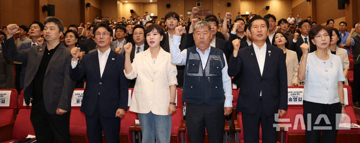 [서울=뉴시스] 고범준 기자 = 22일 서울 여의도 국회 의원회관에서 열린 'in 민주당 청년을 담다! 노동을 잇다' 토론회에서 왼쪽부터 윤석구 전국금융산업노동조합 위원장, 당권주자 김민석 전 국무총리, 전현희 노동존중실천단장, 김동명 한국노총 위원장, 정청래 전 대표가 임을 위한 행진곡을 부르고 있다. 2026.07.22. bjko@newsis.com