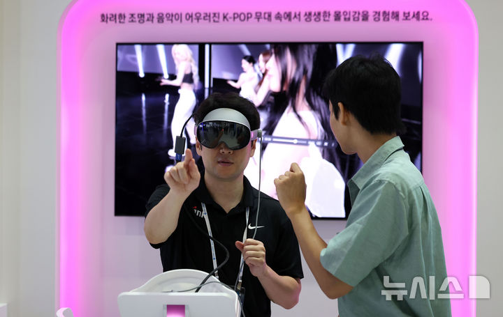 [서울=뉴시스] 김선웅 기자 = 22일 서울 강남구 코엑스에서 열린 K-Display 2026 한국디스플레이산업전시회 삼성디스플레이 부스에서 방문객이 VR을 체험하고 있다. 2026.07.22. mangusta@newsis.com