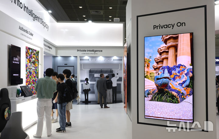 [서울=뉴시스] 김선웅 기자 = 22일 서울 강남구 코엑스에서 열린 K-Display 2026 한국디스플레이산업전시회에서 방문객들이 삼성디스플레이 부스를 관람하고 있다. 2026.07.22. mangusta@newsis.com