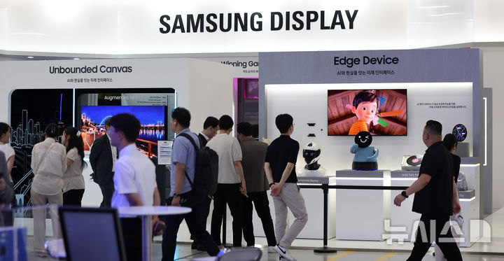 [서울=뉴시스] 김선웅 기자 = 22일 서울 강남구 코엑스에서 열린 K-Display 2026 한국디스플레이산업전시회에서 방문객들이 삼성디스플레이 부스를 관람하고 있다. 2026.07.22. mangusta@newsis.com