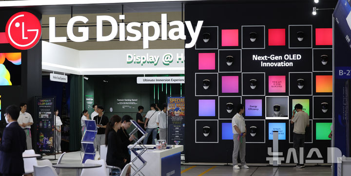 [서울=뉴시스] 김선웅 기자 = 22일 서울 강남구 코엑스에서 열린 K-Display 2026 한국디스플레이산업전시회에서 방문객들이 LG디스플레이 부스를 관람하고 있다. 2026.07.22. mangusta@newsis.com
