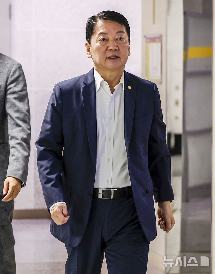 [서울=뉴시스] 정병혁 기자 = 안철수 국민의힘 의원이 22일 서울 여의도 국회 의원회관에서 정점식 국민의힘 원내대표와 외통위원장 관련 논의를 하기 위해 의원실로 향하고 있다.이날 방문은 정점식 원내대표가 안철수 의원실을 찾았다가 전화통화로 대신해 취소됐다. 2026.07.22. jhope@newsis.com