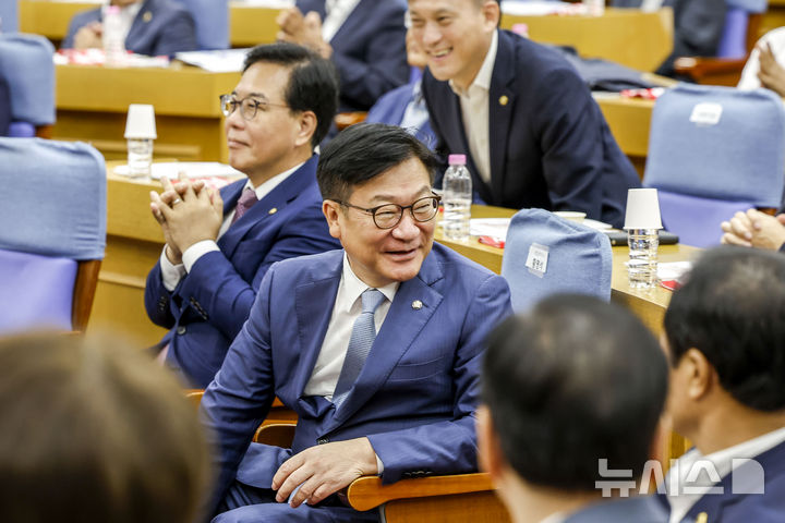[서울=뉴시스] 정병혁 기자 = 정점식 국민의힘 원내대표가 22일 서울 여의도 국회 의원회관에서 열린 2차 공공기관 경북 유치전략 국회세미나에서 웃고 있다. 2026.07.22. jhope@newsis.com