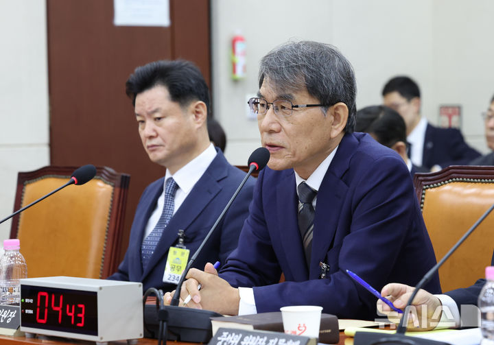 [서울=뉴시스] 김근수 기자 = 노태악 전 중앙선관위원장이 22일 오전 서울 여의도 국회에서 열린 ‘제9회 전국동시지방선거 투표용지 부족 사태 등 국민 참정권 침해 진상규명 및 선거관리 개혁을 위한 국정조사 특별위원회’ 제2차 청문회에서 발언하고 있다. 2026.07.22. ks@newsis.com