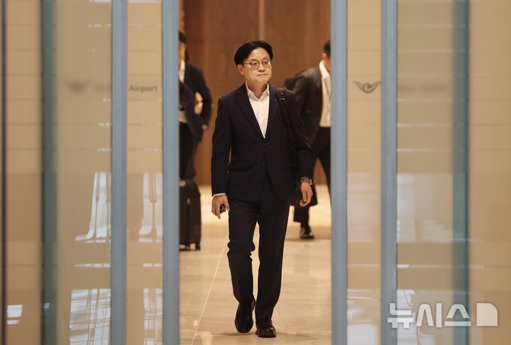 [인천공항=뉴시스] 김명년 기자 = 김정관 산업통상부 장관이 미국에서 열리는 한미 조선협력센터 개소식 참석차 22일 오전 인천국제공항을 통해 출국하고 있다. 2026.07.22. kmn@newsis.com