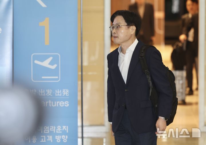 [인천공항=뉴시스] 김명년 기자 = 김정관 산업통상부 장관이 미국에서 열리는 한미 조선협력센터 개소식 참석차 22일 오전 인천국제공항을 통해 출국하고 있다. 2026.07.22. kmn@newsis.com