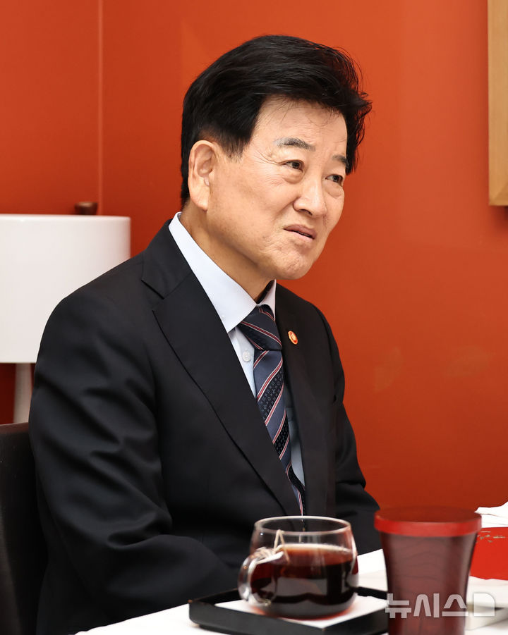 [서울=뉴시스] 박주성 기자 = 정동영 통일부 장관과 유흥식 추기경이 22일 서울 중구 컨퍼런스하우스 달개비에서 오찬 간담회를 갖고 있다. (공동취재). 2026.07.22 photo@newsis.com