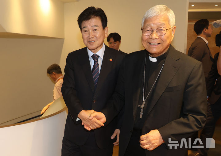 [서울=뉴시스] 박주성 기자 = 정동영 통일부 장관과 유흥식 추기경이 22일 서울 중구 컨퍼런스하우스 달개비에서 오찬 간담회를 갖기 위해 입장며 인사를 나누고 있다. (공동취재). 2026.07.22 photo@newsis.com