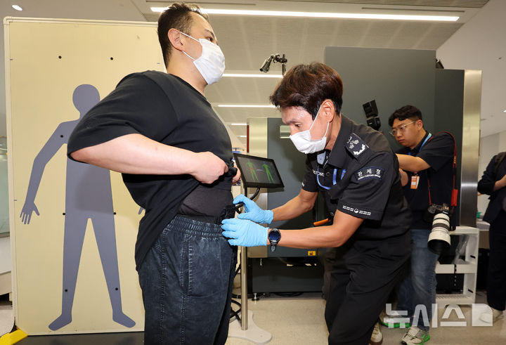 [인천공항=뉴시스] 김명년 기자 = 22일 오전 인천국제공항 제1터미널에서 관세청 직원이 밀리미터파 검색을 이용해 마약밀수를 적발장면을 시연하고 있다.(공동취재) 2026.07.21. kmn@newsis.com