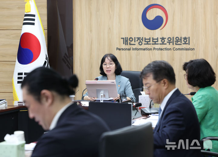 [서울=뉴시스] 조수정 기자 = 송경희 개인정보보호위원회 위원장이 22일 오후 서울 종로구 정부서울청사에서 제14회 위원회 전체회의를 주재하고 있다. 2026.07.22. chocrystal@newsis.com