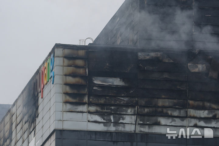 [인천=뉴시스] 김명년 기자 = 인천 서해구 석남동 쿠팡32물류센터 화재 닷새째인 22일 화재현장에서 연기가 솟아 오르고 있다. 2026.07.22. kmn@newsis.com
