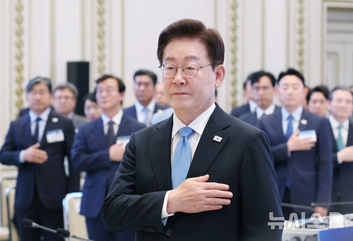 [서울=뉴시스] 조성봉 기자 = 이재명 대통령이 22일 청와대 영빈관 에서 열린 '지역필수공공의료 간담회'에서 국민의례를 하고 있다. 2026.07.22. suncho21@newsis.com