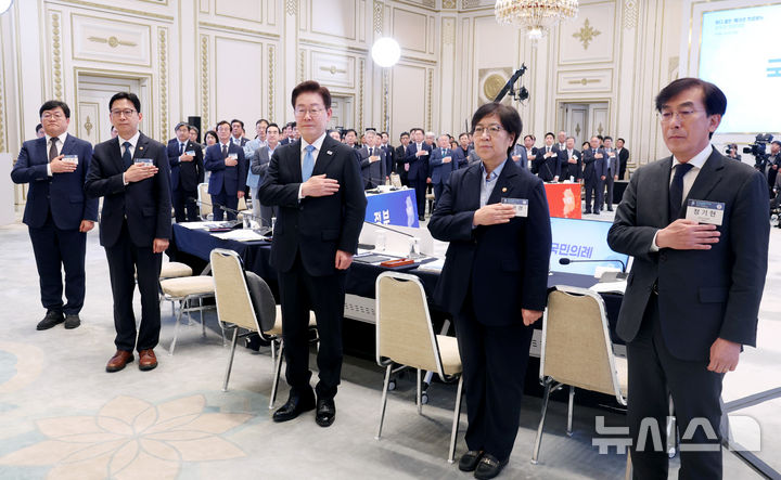 [서울=뉴시스] 조성봉 기자 = 이재명 대통령이 22일 청와대 영빈관 에서 열린 '지역필수공공의료 간담회'에서 국민의례를 하고 있다. 오른쪽부터 정기현 의료혁신위원장, 정은경 보건복지부 장관, 이 대통령, 배경훈 부총리 겸 과학기술정보통신부 장관, 서준범 국가인공지능전략위원회 AI기본의료소그룹장. 2026.07.22. suncho21@newsis.com