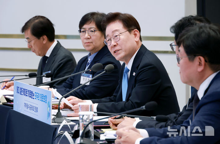 [서울=뉴시스] 조성봉 기자 = 이재명 대통령이 22일 청와대 영빈관에서 열린 '지역필수공공의료 간담회'에서 발언하고 있다. 2026.07.22. suncho21@newsis.com