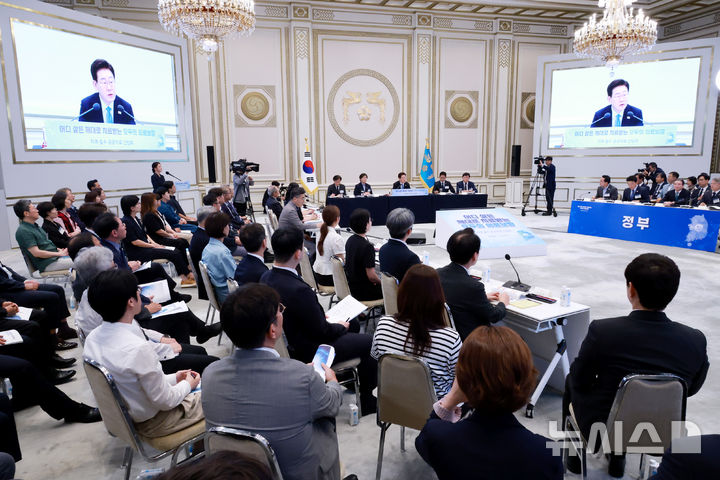 [서울=뉴시스] 조성봉 기자 = 이재명 대통령이 22일 청와대 영빈관에서 열린 '지역필수공공의료 간담회'에서 발언하고 있다. 2026.07.22. suncho21@newsis.com