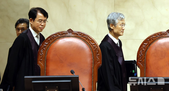 [서울=뉴시스] 박영태 기자 = 조희대 대법원장이 22일 서울 서초구 대법원에서 열린 대법원 전원합의체 선고에 참석하고 있다. 대법원은 이날 훈련 중 부대원 3명 앞에서 대위를 모욕한 해군 상사의 상관모욕 혐의 사건 등을 선고한다.?2026.07.22. since1999@newsis.com