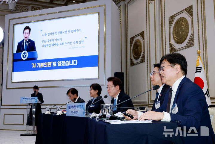 [서울=뉴시스] 조성봉 기자 = 서준범 국가인공지능전략위원회 AI기본의료소그룹장이 22일 청와대 영빈관에서 열린 '지역필수공공의료 간담회'에서 AI 기본의료 전략을 발표하고 있다. 2026.07.22. suncho21@newsis.com