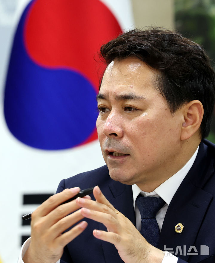 [서울=뉴시스] 박주성 기자 = 임만균 서울시의회 의장이 22일 서울 중구 서울시의회 의장실에서 뉴시스와 인터뷰를 하고 있다. 2026.07.27. park7691@newsis.com