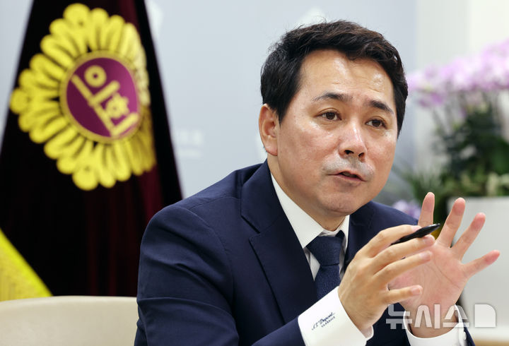 [서울=뉴시스] 박주성 기자 = 임만균 서울시의회 의장이 22일 서울 중구 서울시의회 의장실에서 뉴시스와 인터뷰를 하고 있다. 2026.07.27. park7691@newsis.com
