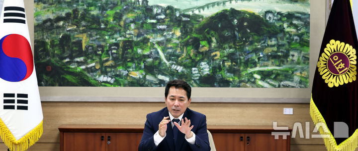 [서울=뉴시스] 박주성 기자 = 임만균 서울시의회 의장이 22일 서울 중구 서울시의회 의장실에서 뉴시스와 인터뷰를 하고 있다. 2026.07.27. park7691@newsis.com
