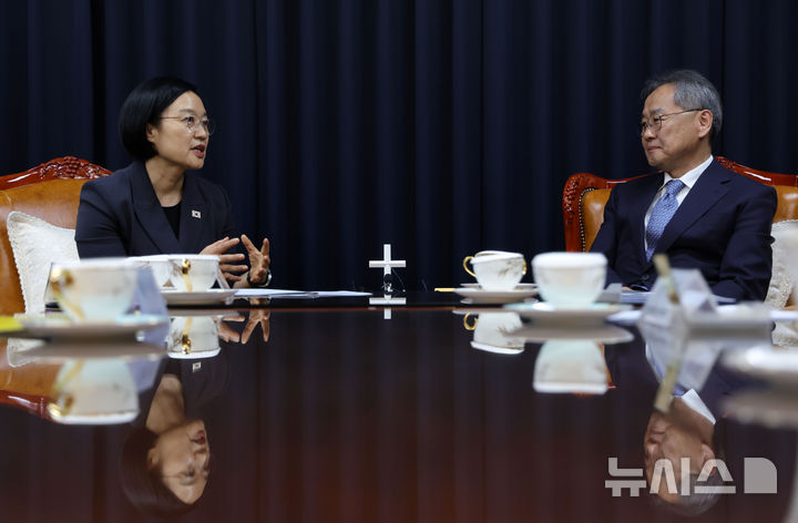 [서울=뉴시스] 홍효식 기자 = 한성숙 국무총리가 22일 서울 종로구 한국기독교회관을 방문해 김정석 한국교회총연합 대표회장과 대화하고 있다. 2026.07.22. yesphoto@newsis.com