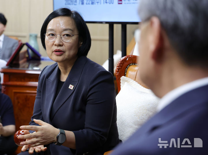 [서울=뉴시스] 홍효식 기자 = 한성숙 국무총리가 22일 서울 종로구 한국기독교회관을 방문해 김정석 한국교회총연합 대표회장과 대화하고 있다. 2026.07.22. yesphoto@newsis.com