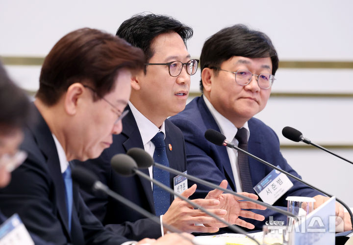 [서울=뉴시스] 조성봉 기자 = 배경훈 부총리 겸 과학기술정보통신부 장관이 22일 청와대 영빈관에서 열린 '지역필수공공의료 간담회'에서 질의에 답하고 있다. 2026.07.22. suncho21@newsis.com
