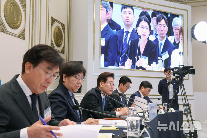 [서울=뉴시스] 조성봉 기자 = 이재명 대통령이 22일 청와대 영빈관에서 열린 '지역필수공공의료 간담회'에서 참석자들의 질문을 받고 있다. 2026.07.22. suncho21@newsis.com